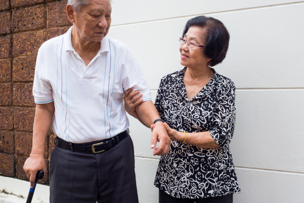 現今社會仍許多兩個老人互相照顧，甚至是年長者要照顧自己的子女，隱藏的長照風險不能忽視