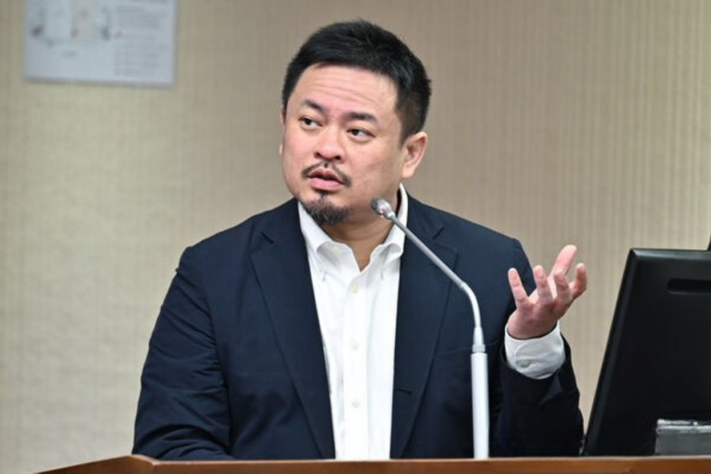 勞動部長洪申翰今天（13日）重申，勞動部有責任保持外國人力多元來源的可能，承諾不冒進